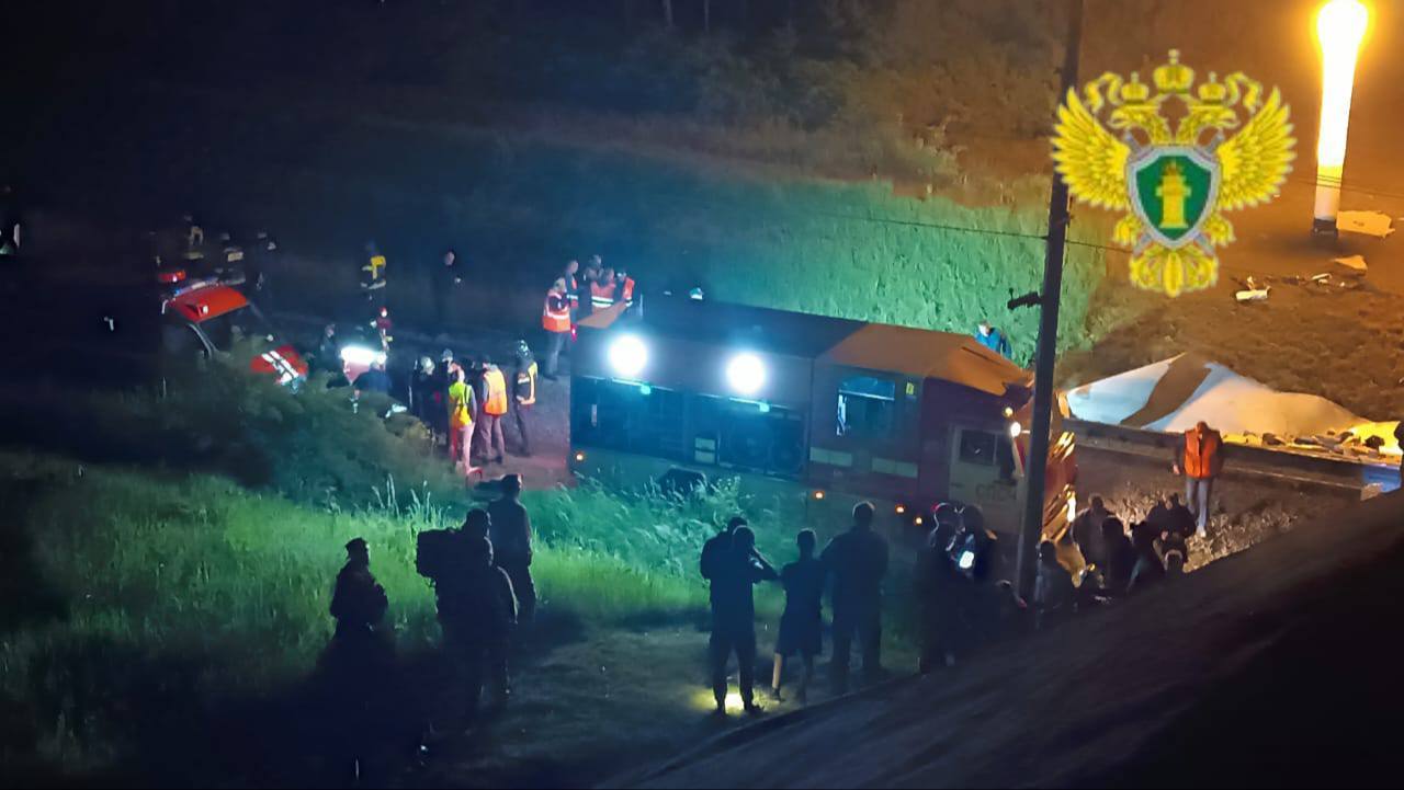 这是俄罗斯莫斯科跨地区交通检察院6月1日发布的布良斯克州桥梁坍塌救援现场照片。新华社发（莫斯科跨地区交通检察院供图）