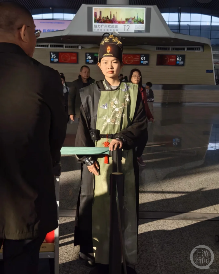 广州白云机场身穿汉服的工作人员。 网络图