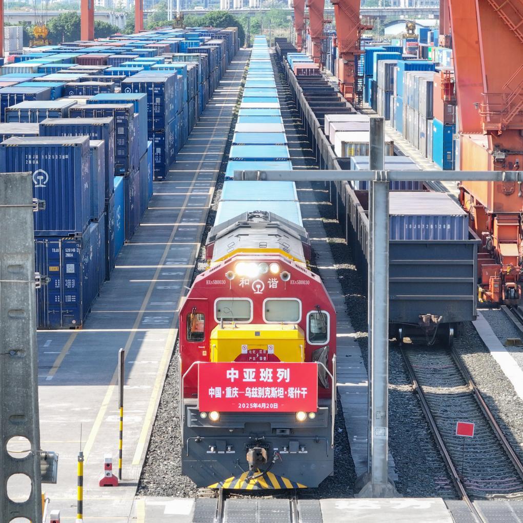 4月20日，图定中亚班列在重庆团结村中心站等候发车（无人机照片）。新华社记者 唐奕 摄