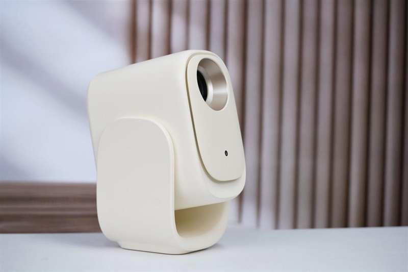 千元投影新卷王!哈趣Q1 Max评测:这是一台Z世代租房党的居家新玩物