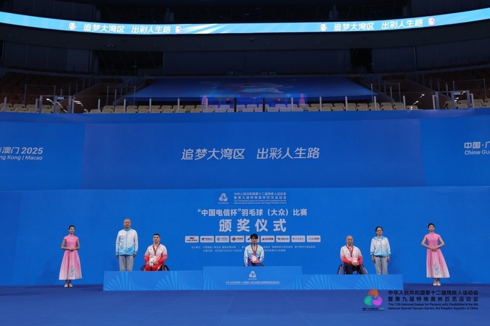 ↑陈林庭（中）在颁奖仪式上