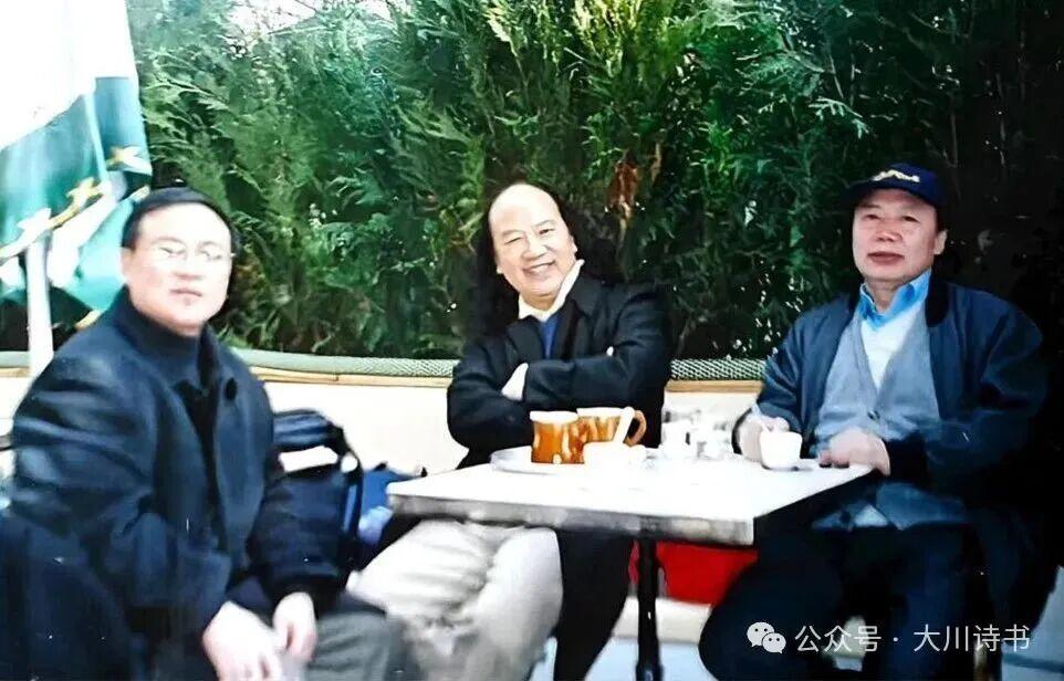 ▲周华君(中)与朋友们在一起