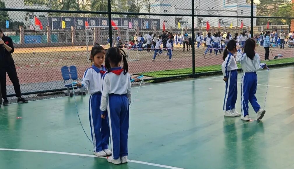在运动场的学生们/家长陈丽供图