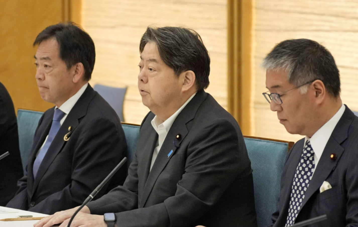 当地时间5月27日,日本政府召开内阁会议。图源:日媒报道配图