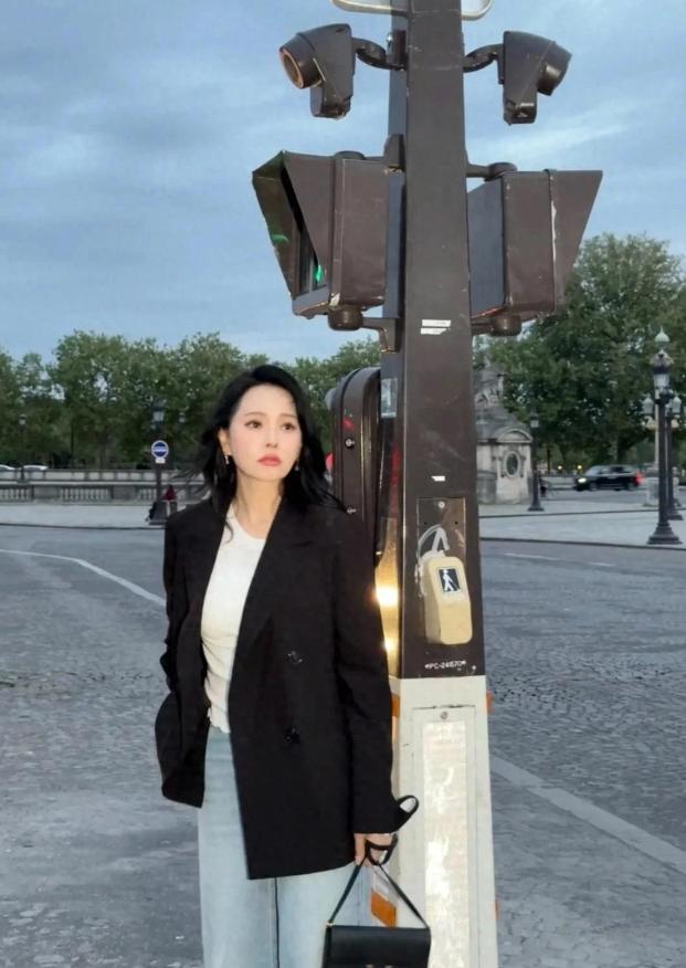 57岁伊能静英国被偶遇!五一带婆婆女儿度假,素颜皮肤好未见秦昊