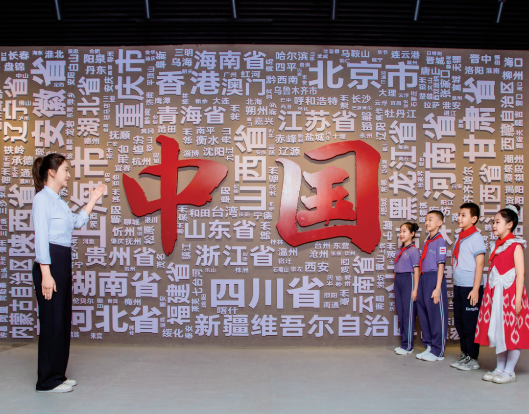 西部计划志愿者在和田地区铸牢中华民族共同体意识宣传教育馆为孩子们宣讲 图源:“共青团中央”微信公众号