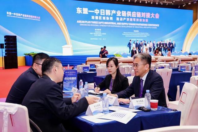 大会期间各国政商代表人士在洽谈商机。(主办方供图)