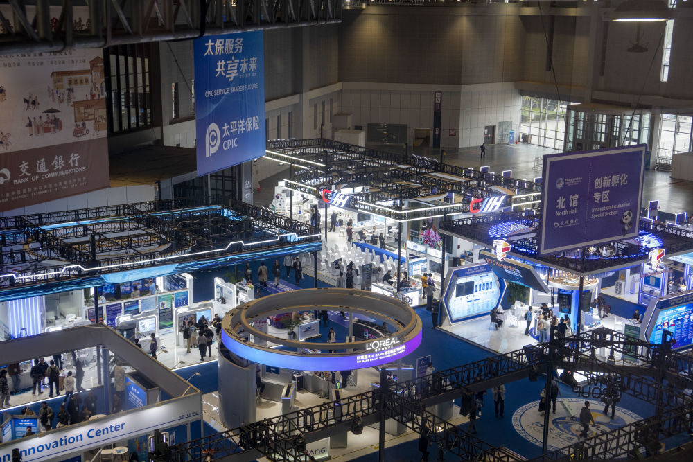 2025年11月9日拍摄的第八届进博会创新孵化专区。本届进博会创新孵化专区以“在中国,切入新赛道”为主题,为参会全球初创企业和人才共同探索开拓中国市场提供科技创新资源与合作机遇。