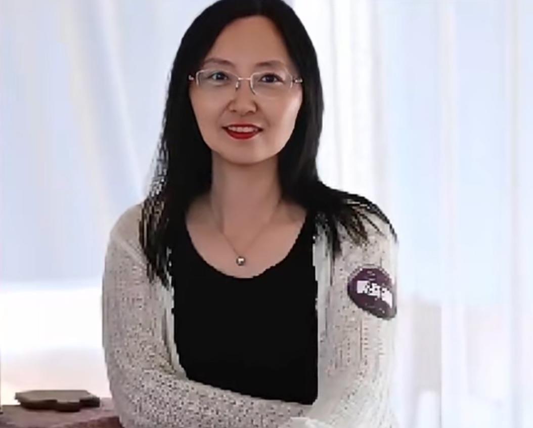 苏州地铁上用围巾擦奶茶的女乘客(图源:蟹视频)