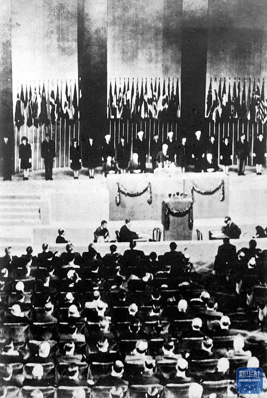 二战结束前后,国际社会作出的最重要决定就是成立联合国。1945年,来自50个国家的代表在美国旧金山召开了联合国国际组织会议,中国和苏联率先在《联合国宪章》上签字。同年10月24日,中、苏、法、英、美和其他多数签字国递交了批准书后,宪章开始生效,联合国正式成立。这是首届联合国会议的资料照片。