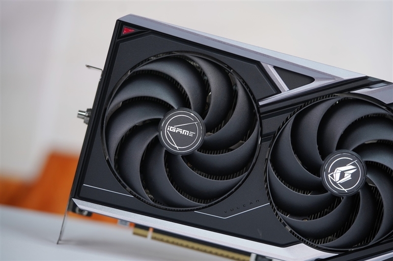 七彩虹iGame RTX 5070 Ti Vulcan OC显卡评测:一键提速降温、磁吸组件玩法多样