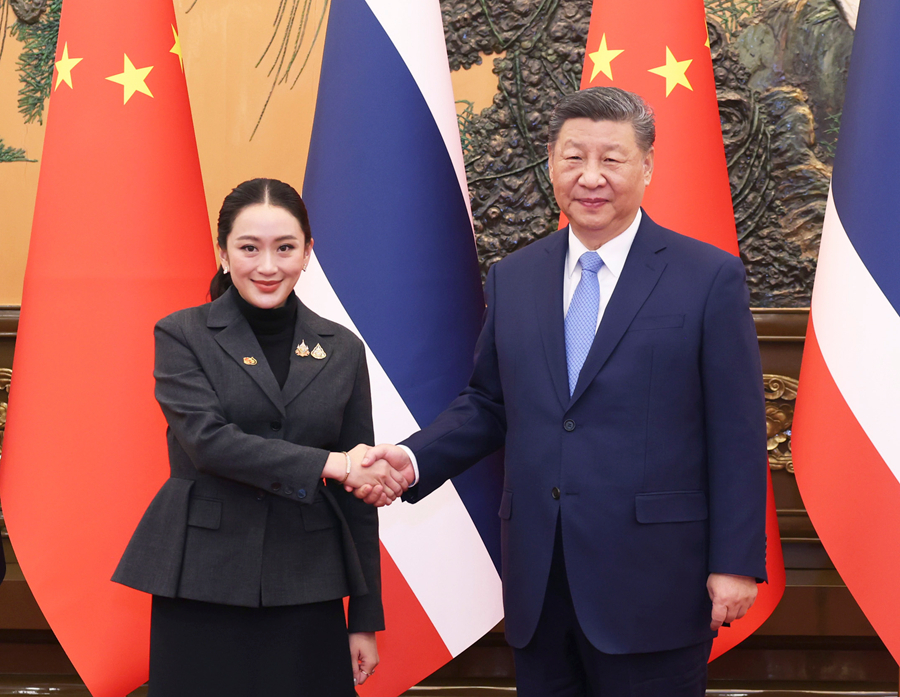 2月6日上午，国家主席习近平在北京人民大会堂会见来华进行正式访问的泰国总理佩通坦。