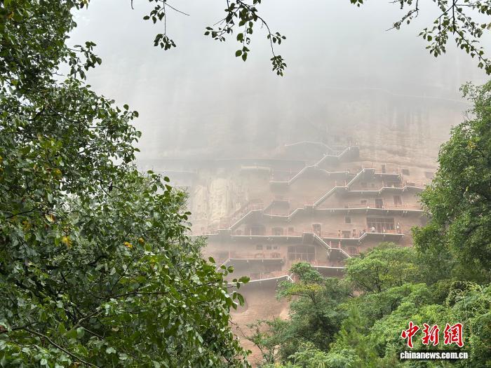 图为烟雨中的麦积山石窟 王牧雨 摄