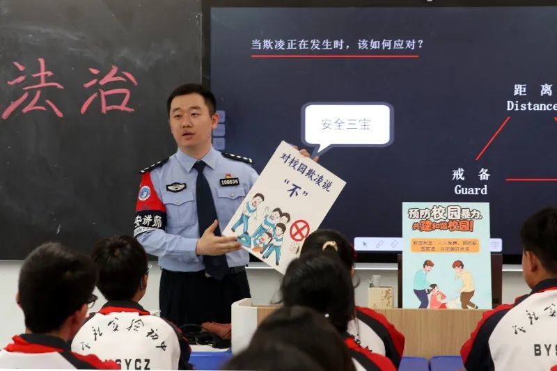 5月20日,江苏扬州市宝应县,民警在中学校园为学生们讲解预防校园欺凌知识。图/IC