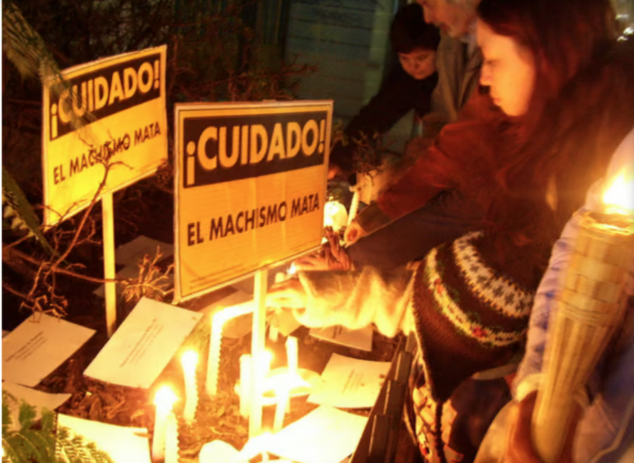 图片为阿根廷女性在“不再少一个”运动中纪念被性别暴力残杀的女性。标语为“小心!大男子主义会杀人!”图片来源:Wikimedia Commons