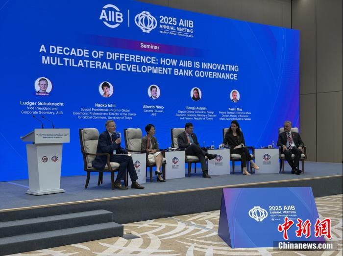6月24日至26日,亚洲基础设施投资银行第十届理事会年会在北京举行。期间,举办旗舰主题论坛。 中新网 黄方 摄
