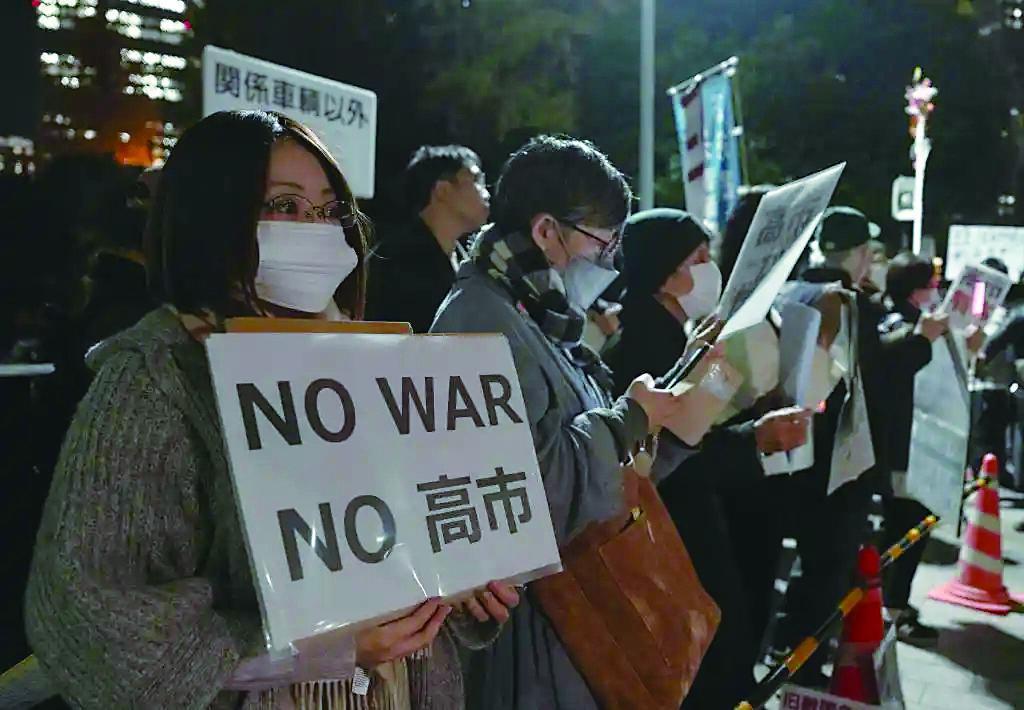 11月21日,在日本东京的首相官邸外,民众参加抗议活动。新华社发