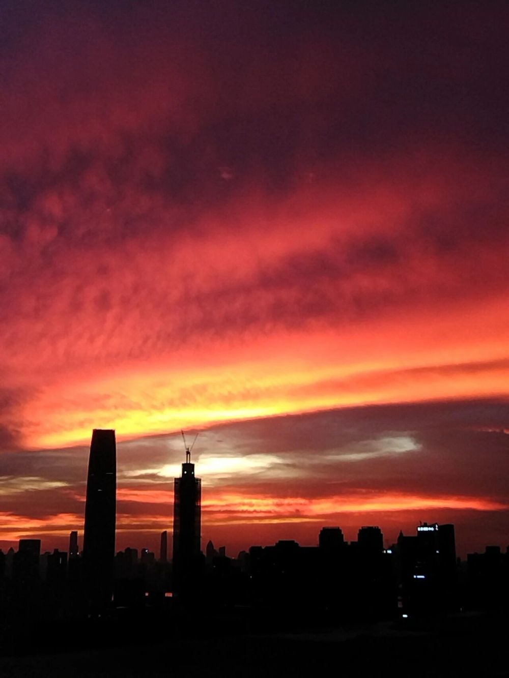 9岁的儿子开始对摄影感兴趣，我陪他去楼顶，遇到了今年武汉最美的晚霞，他举起手表，不断调整角度构图，记录下这一刻并发圈。@艺九
