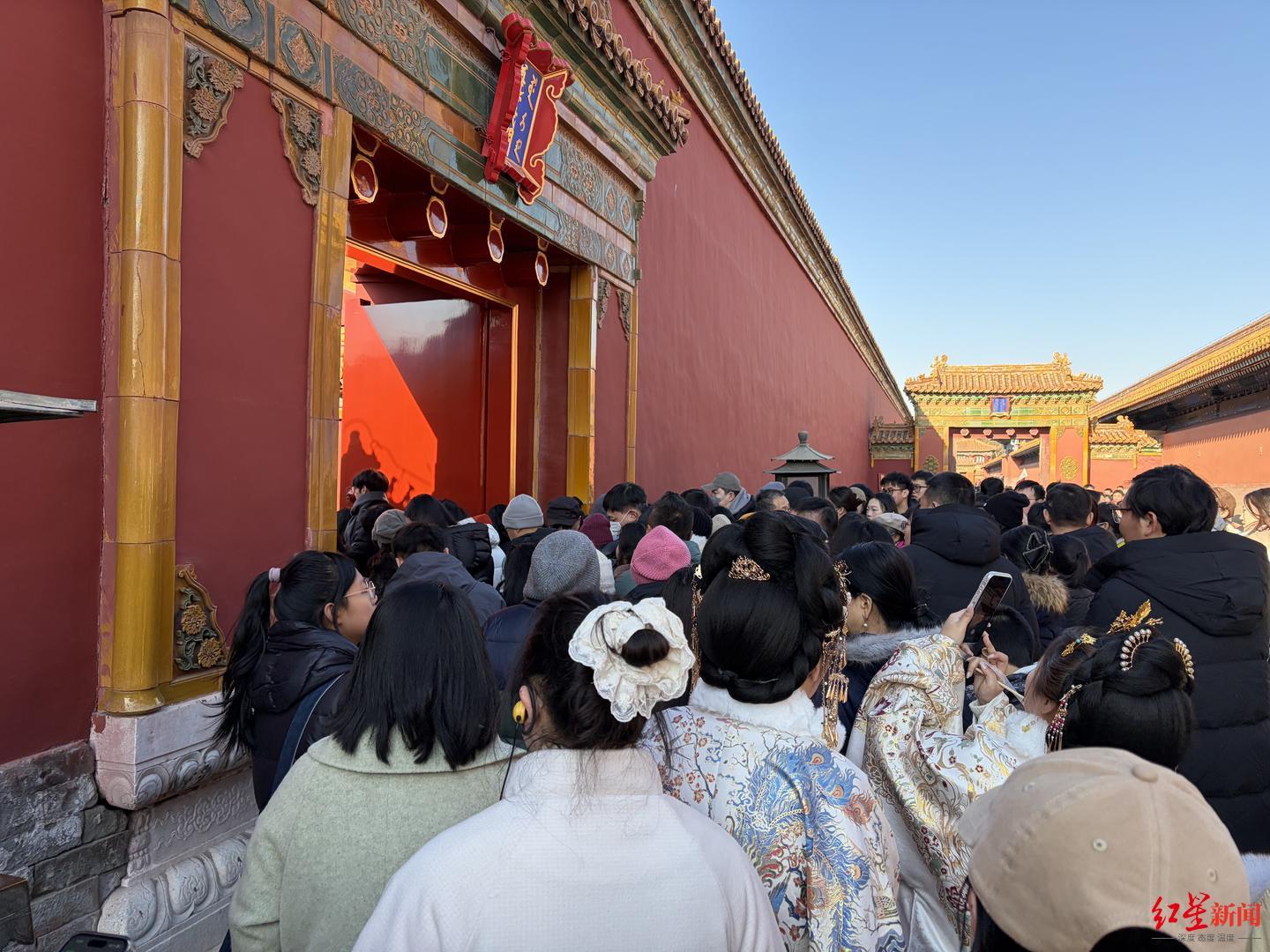 ▲结束限流后游客进入养心殿 红星新闻记者 付垚 摄