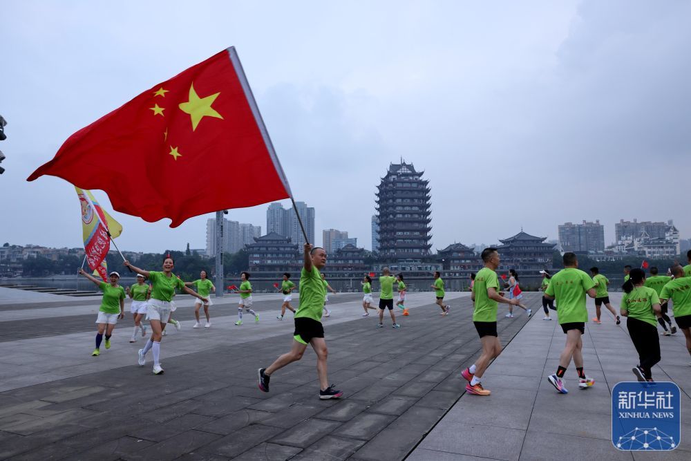 ↑ 10月1日,在四川省眉山市东坡城市湿地公园,健跑爱好者参加庆祝祖国华诞的“10.01公里”长跑活动(无人机照片)。新华社发(姚永亮摄)