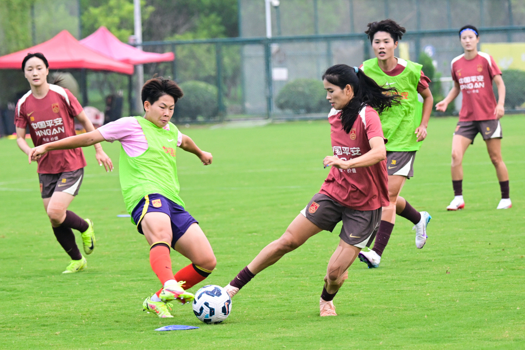 中国女足训练备战亚洲杯。