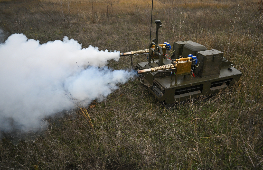 当地时间2025年11月10日,俄罗斯顿涅茨克地区,“信使”地面机器人正在执行任务。视觉中国 图