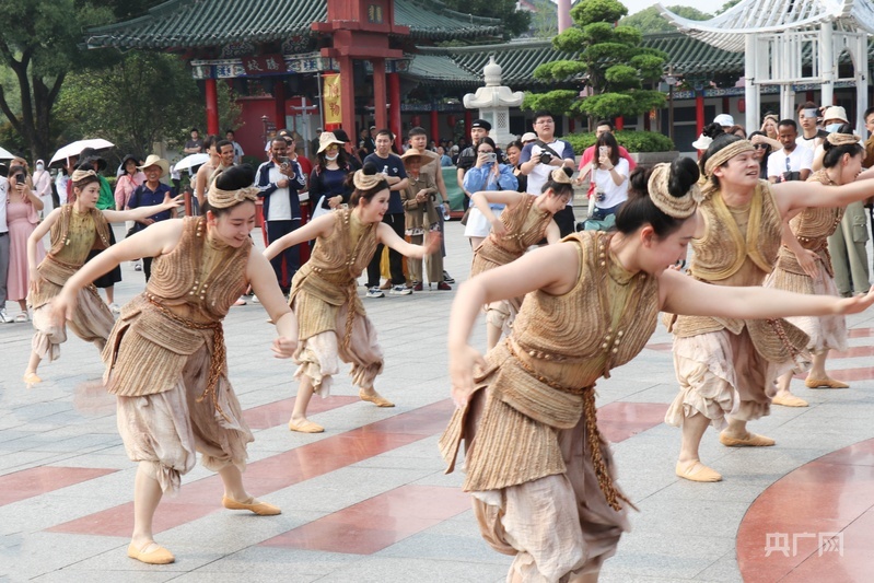 南昌滕王閣景區(qū),，舞劇《天工開物》快閃表演吸引游客目光（央廣網(wǎng)記者 劉培俊 攝）