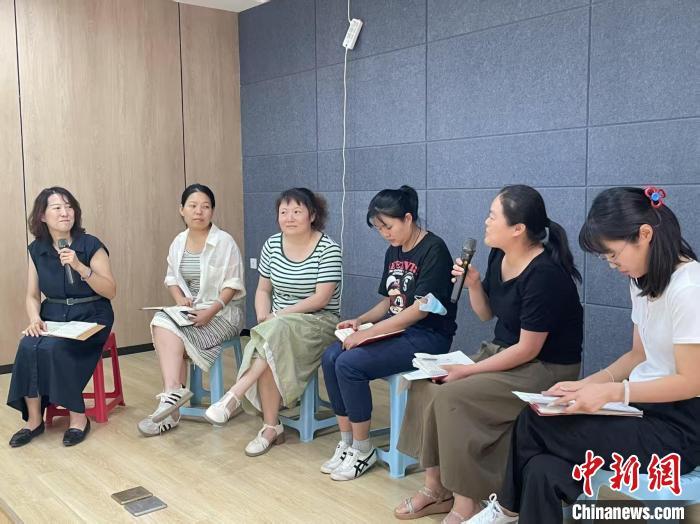 6月17日，陕西西安，钟秉颖(左一)与同行交流工作经验。(受访者供图)