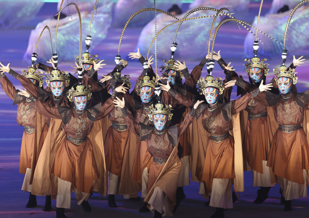 ↑8月7日,演员在开幕式上表演。