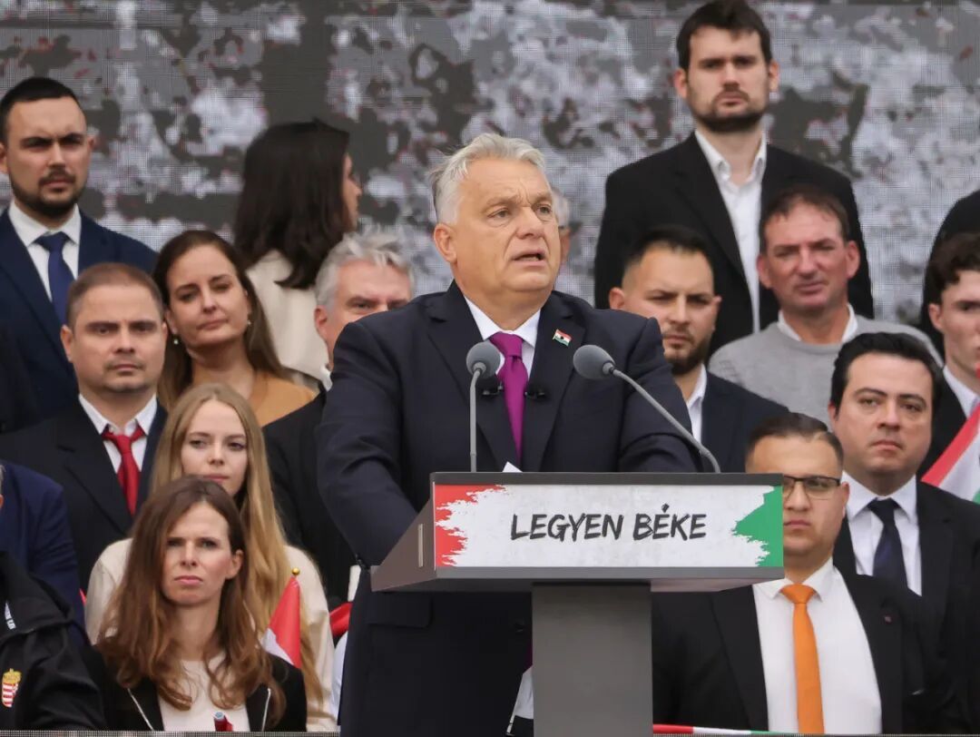 10月23日,匈牙利总理欧尔班在首都布达佩斯举行的一场集会上讲话。新华社发(弗尔季·奥蒂洛摄)