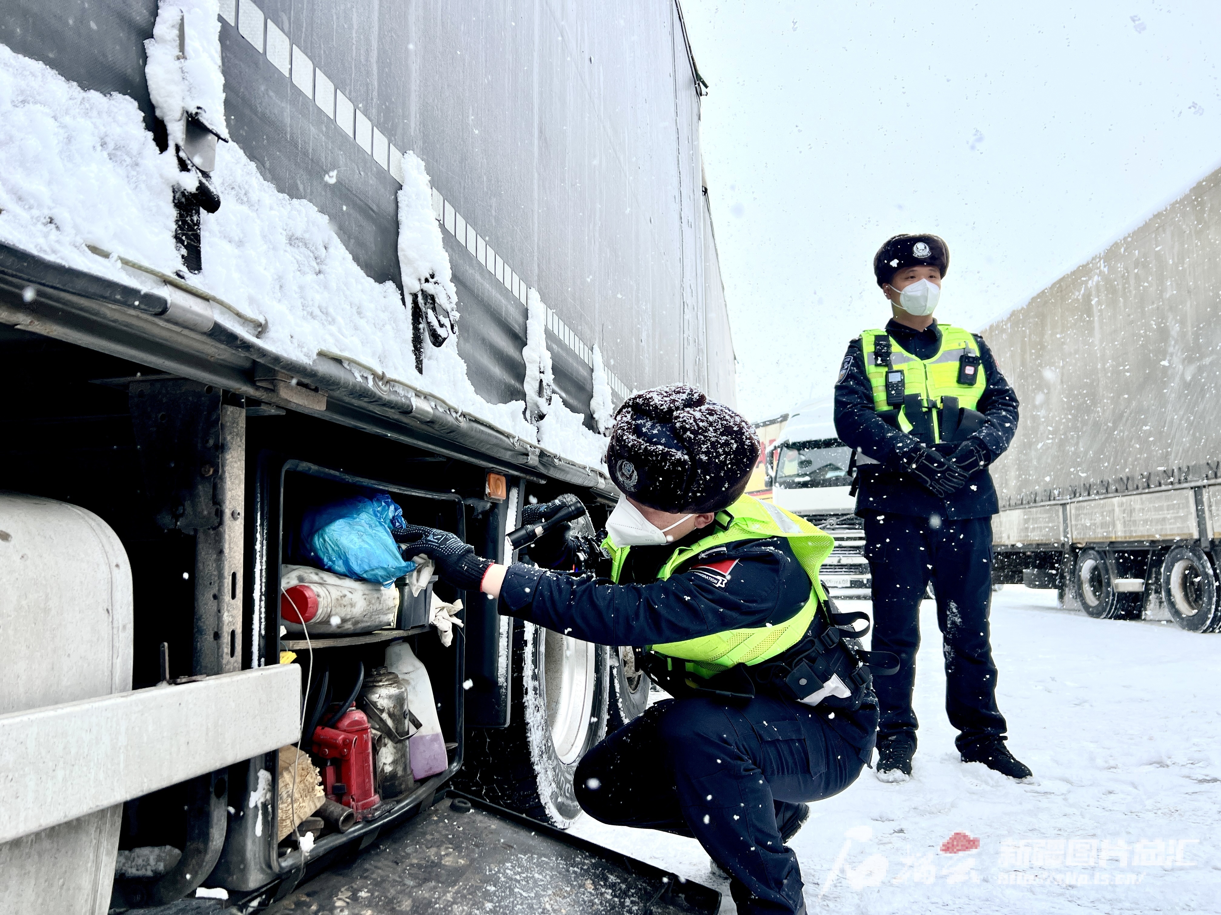 1月3日，巴克图出入境边防检查站民警在大雪中执勤，查验通关车辆。马丁 摄