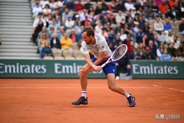 先丢2盘再追2盘决胜盘发胜着手崩盘!梅德维德夫第6次法网一轮游