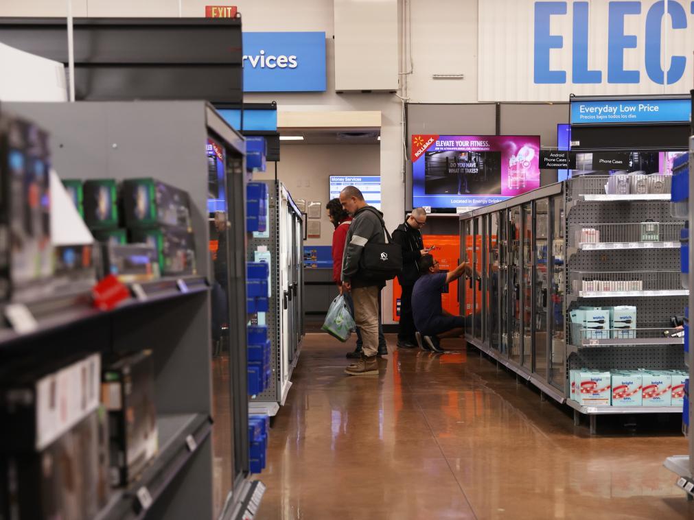 5月15日,顾客在美国加利福尼亚州洛杉矶县罗斯米德市的一家沃尔玛商店内购物。新华社发(邱晨摄)