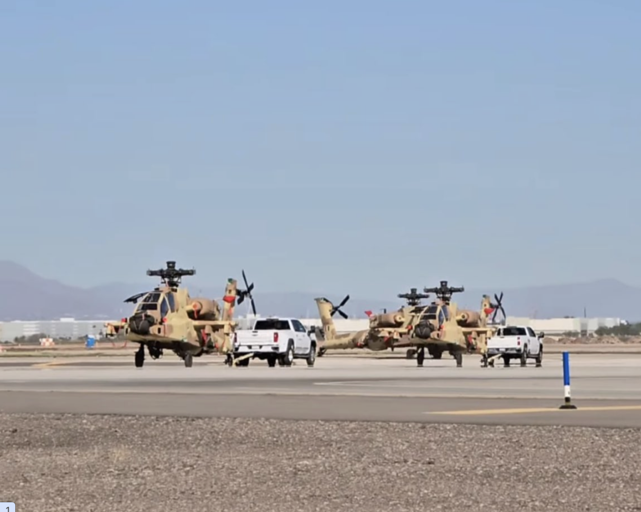 3架AH-64E型“阿帕奇”武装直升机返回美国后被拖走。 图源:“战区”网站报道配图