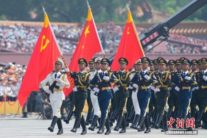 9月3日，纪念中国人民抗日战争暨世界反法西斯战争胜利80周年大会在北京隆重举行。图为中国人民解放军仪仗方队接受检阅。 中新社记者 赵文宇 摄