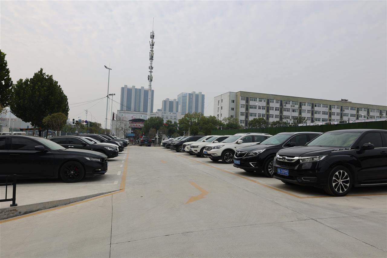 白沙洲大市场旁停车场2.jpg