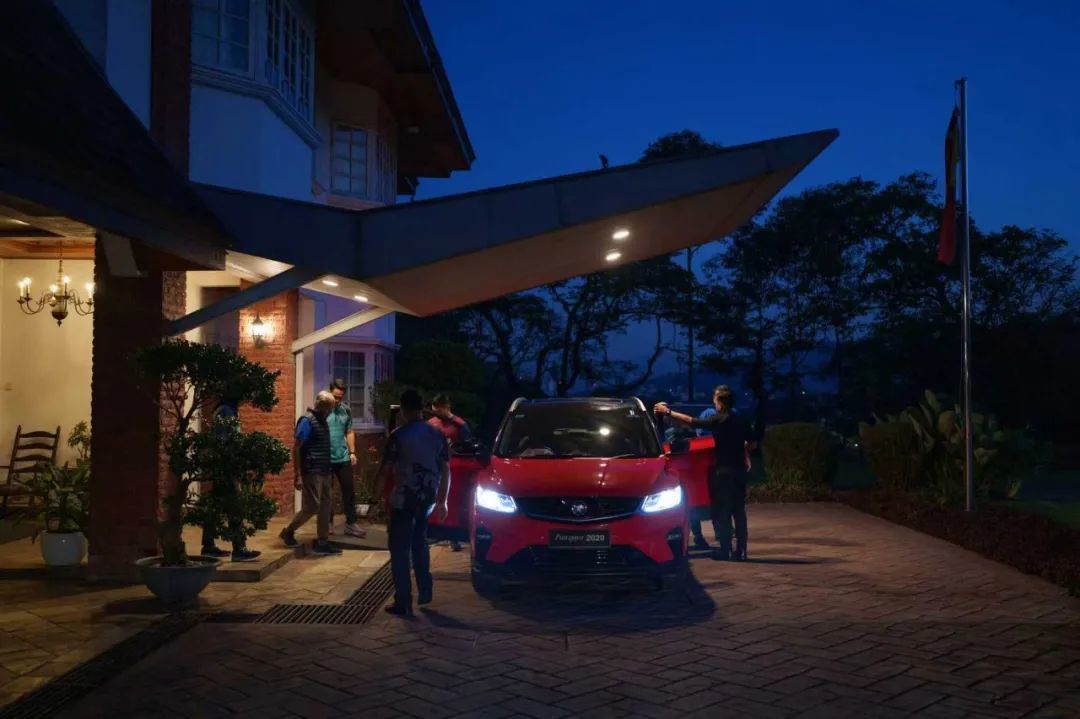 ◆马哈蒂尔通常每天早上六点半左右便开始工作,工作日会在办公室工作8至12个小时。