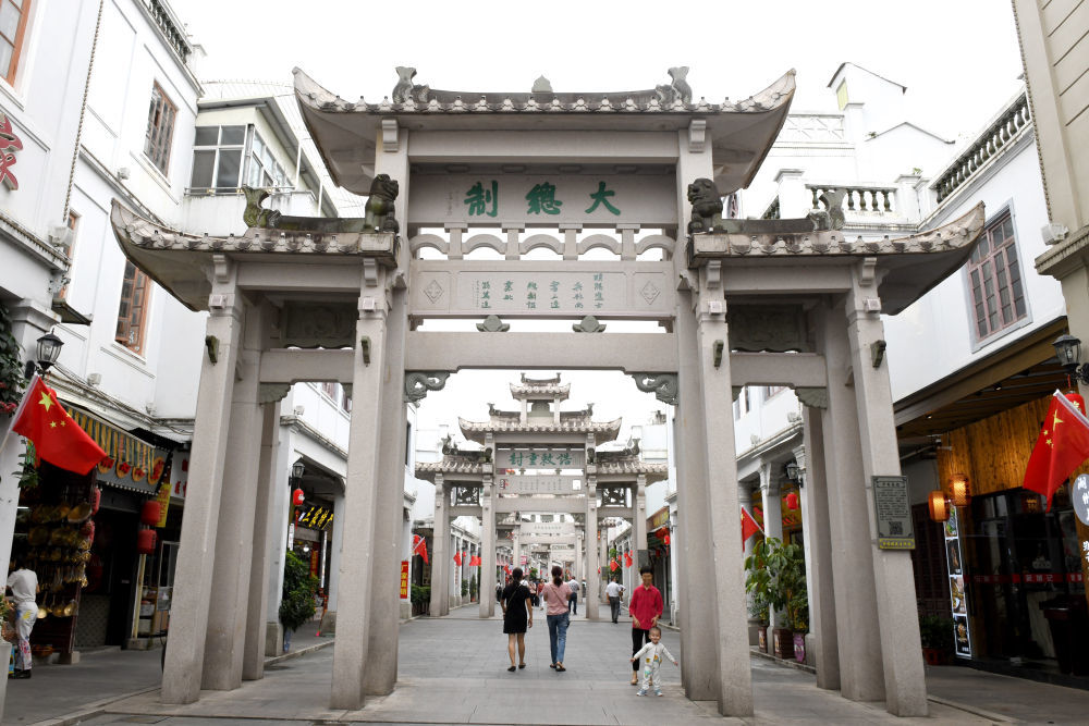 以牌坊街为文化地标的潮州古城至今保持着“外曲内方，四横三纵”的宋代时街区格局。23座古牌坊连接起51条古街巷，商铺林立，古色古香。