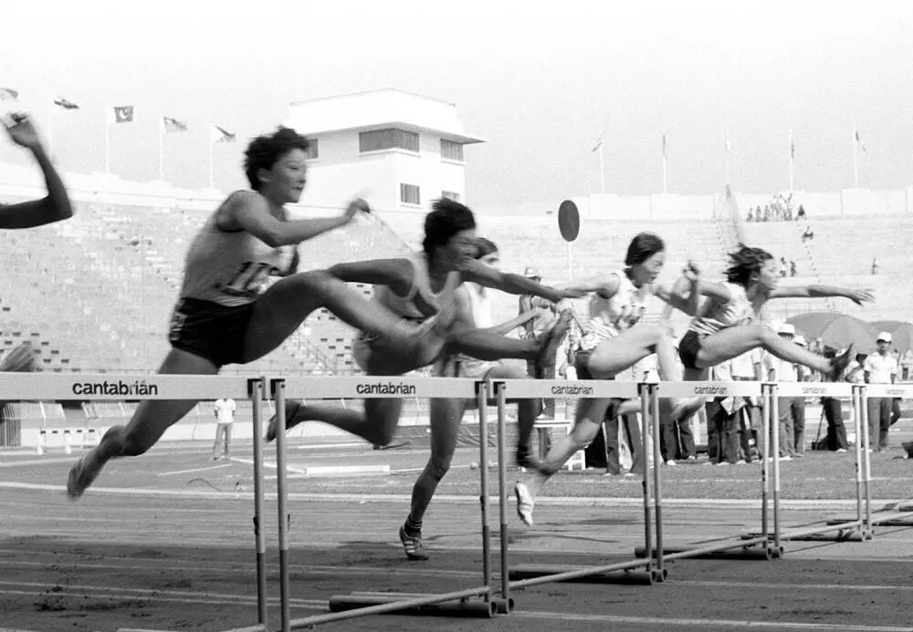 1978年12月19日,在第八屆亞運會田徑比賽中,中國運動員戴建華(左)奪得百米欄第一名。新華社記者 官天一 攝(傳真照片)
