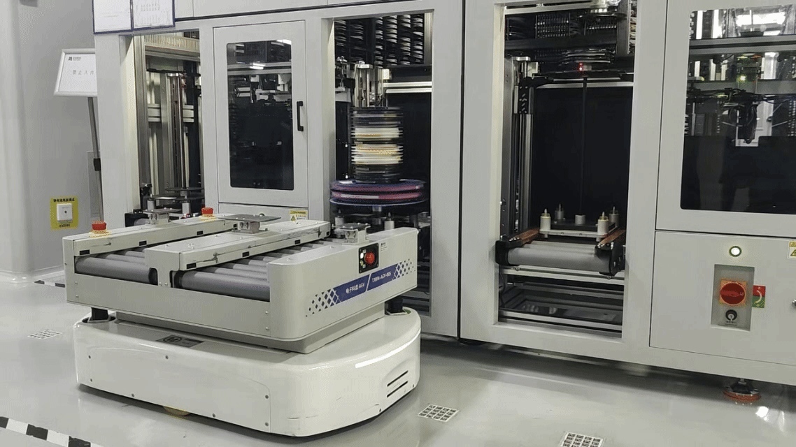 AGV机器人在智能备料仓自动调配料件（央广网记者 韩雨晨 摄）