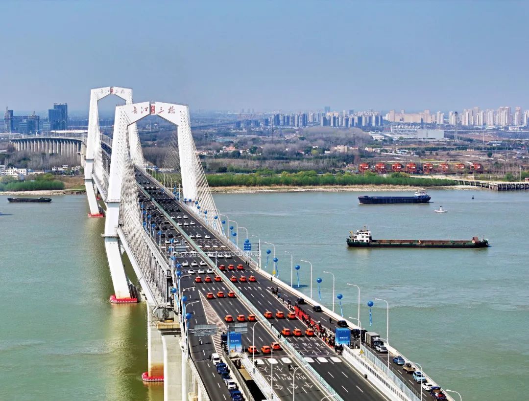 2025年3月18日,安徽芜湖市,奇瑞集团200辆全品牌智能驾驶汽车列队驶过芜湖长江三桥,以全程自动辅助驾驶完成“跨江挑战”。该批汽车全面搭载奇瑞自主研发的智能化方案“猎鹰智驾”。图/IC