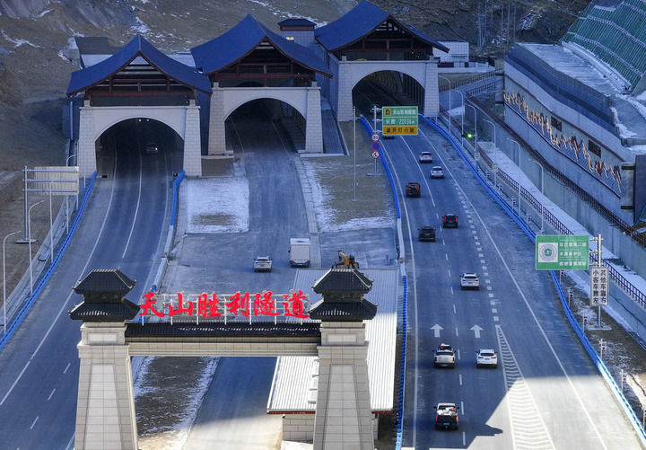 12月26日,车辆行驶在新疆乌尉高速公路天山胜利隧道入口端附近(无人机照片)。新华社记者 王菲 摄