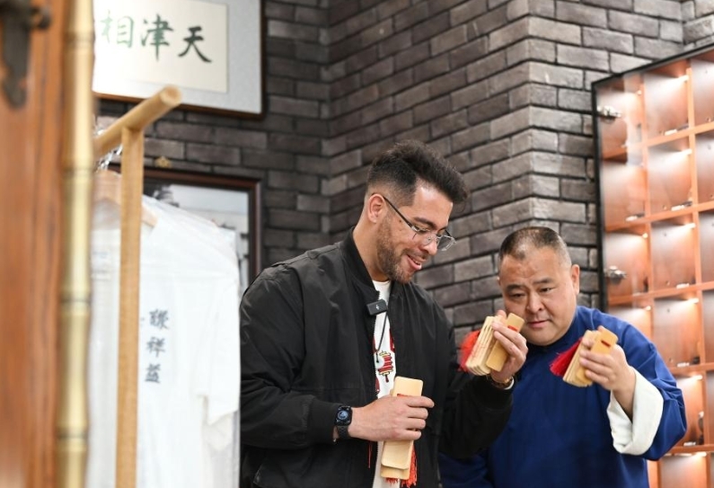 吴瑞龙正在和老师学习打快板。