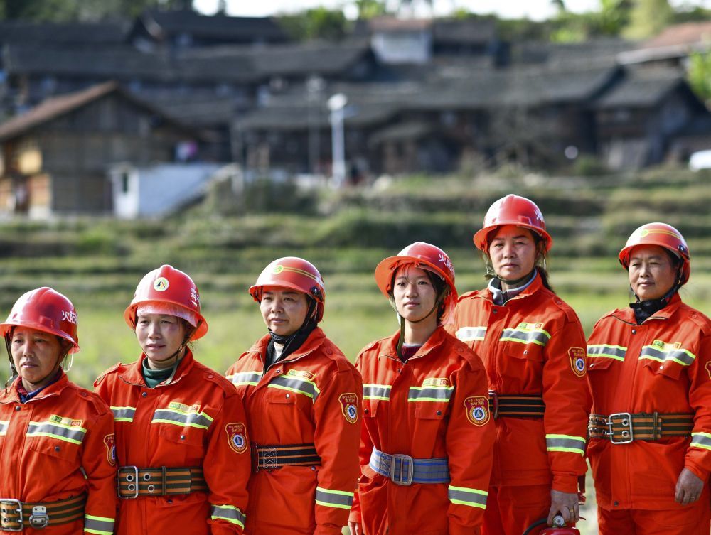 贵州省天柱县高酿镇木杉村女子义务消防队部分队员合影(2021年11月9日摄)。木杉村侗寨里木质结构房屋众多,防火安全一直是村里工作的重中之重。消防队员们利用劳动之余不定期开展消防演练、宣传消防知识,及时排查和消除安全隐患,为侗寨筑起一道防火安全屏障。
