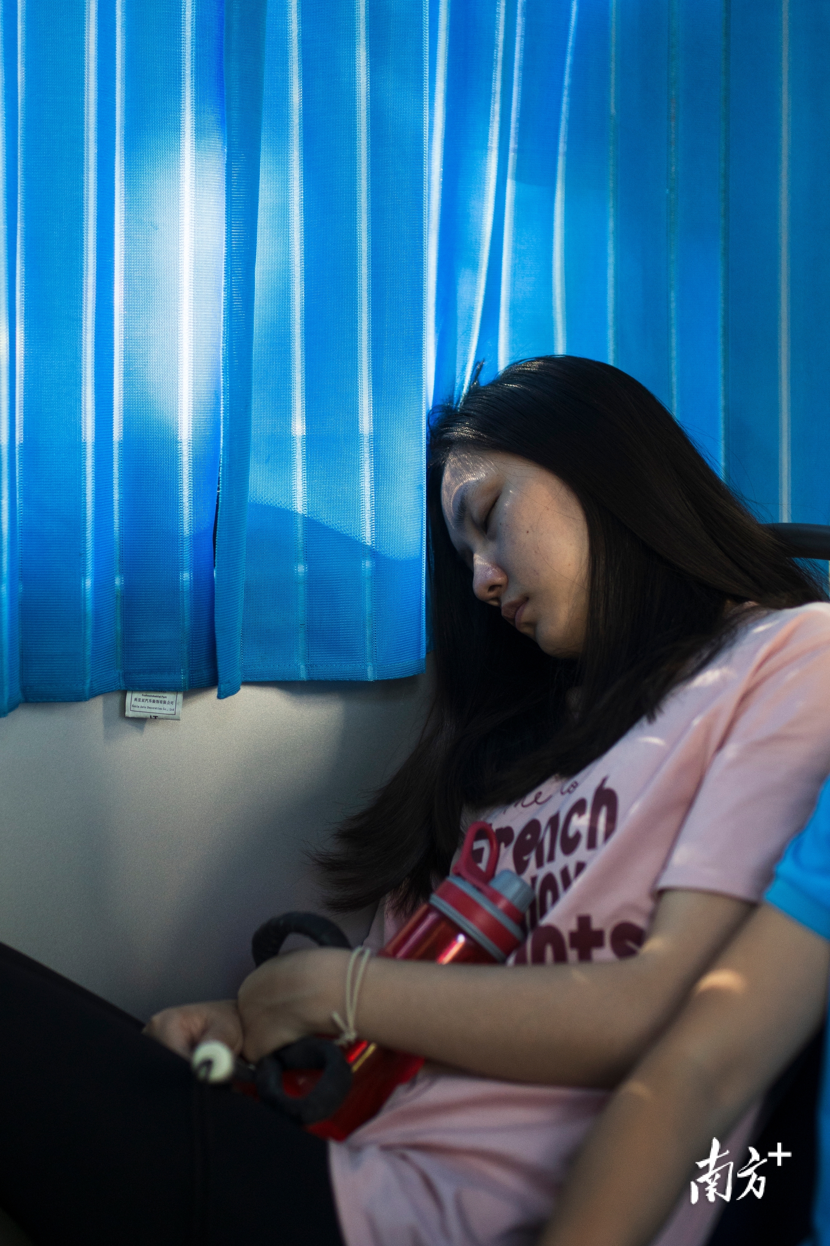 训练结束后,杨晓婷在接送大巴上睡着了。