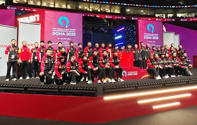 国乒大合照:孙颖莎稳居C位!幕后功臣坐前排,王励勤低调现身