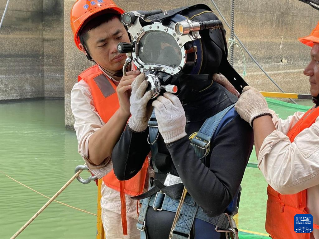 2024年3月25日，潜水员在尼日利亚尼日尔州卡因吉水电站内进行水下修复作业前的准备。新华社发（中国电建华东院公司供图）