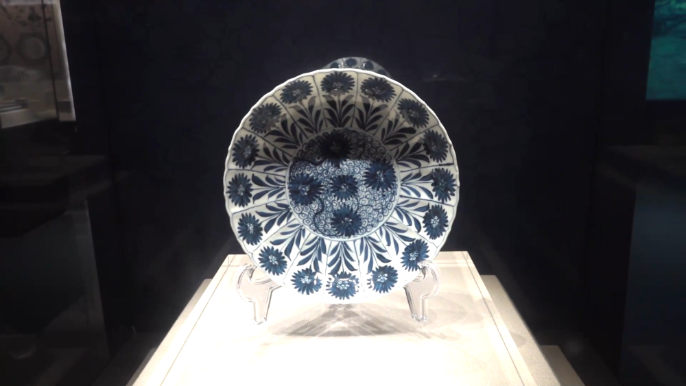 5月14日在福州市博物馆展出的雏菊纹菱口盘。新华社记者 林凯 摄