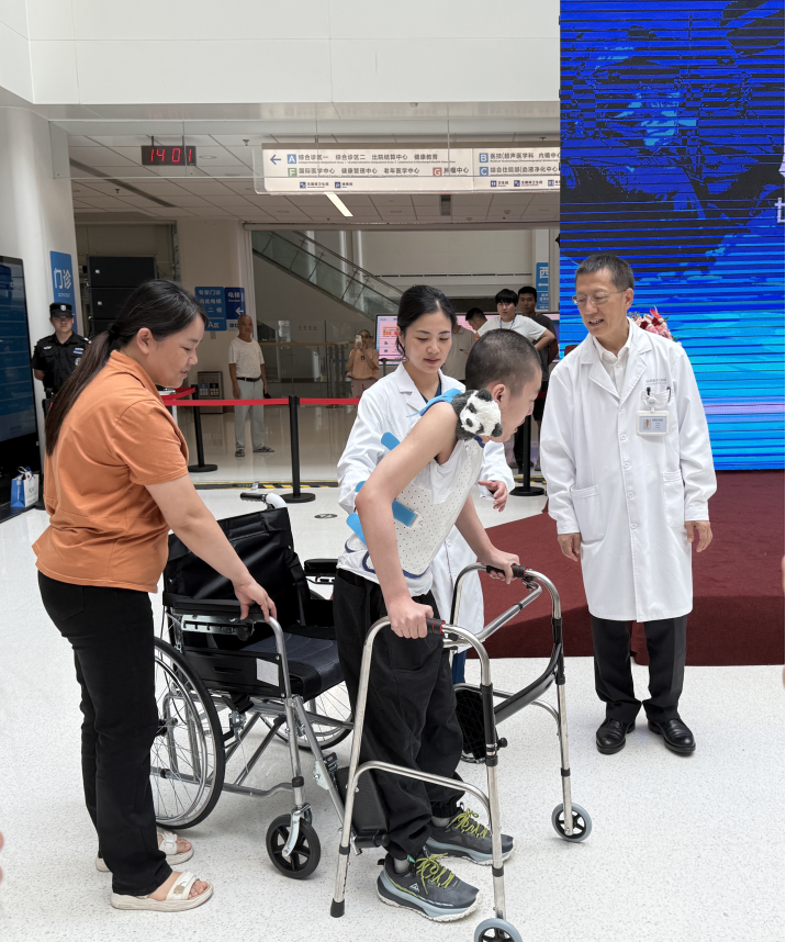 四次手术后的姜延琛已经可以独自站立