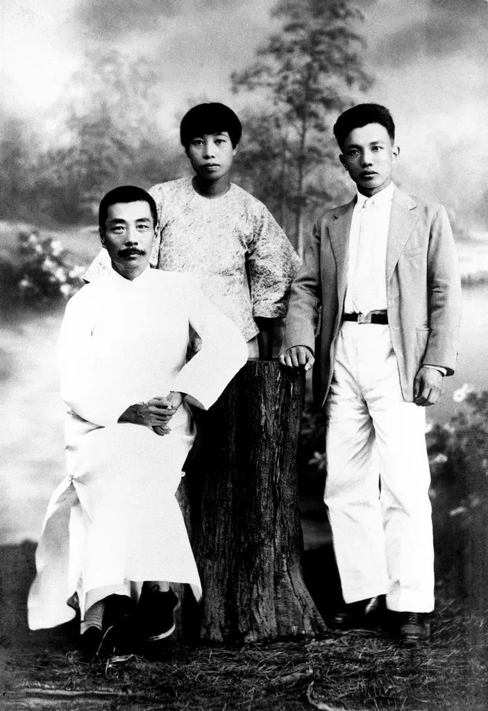 1927年9月11日,鲁迅与许广平、蒋径三在广州艳芳照相馆的合影